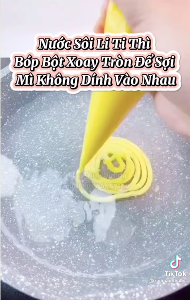 Cô vợ kia cũng áp dụng theo nhưng chẳng biết vì tay chân quá vụng về hay do làm sai công thức mà sợi mì của cô… to như con đuông, hơn nữa màu sắc cũng chẳng được đẹp mắt.