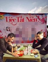 Chỉ cần thay background là Ronaldo và Messi sẽ dự tiệc tất niên.