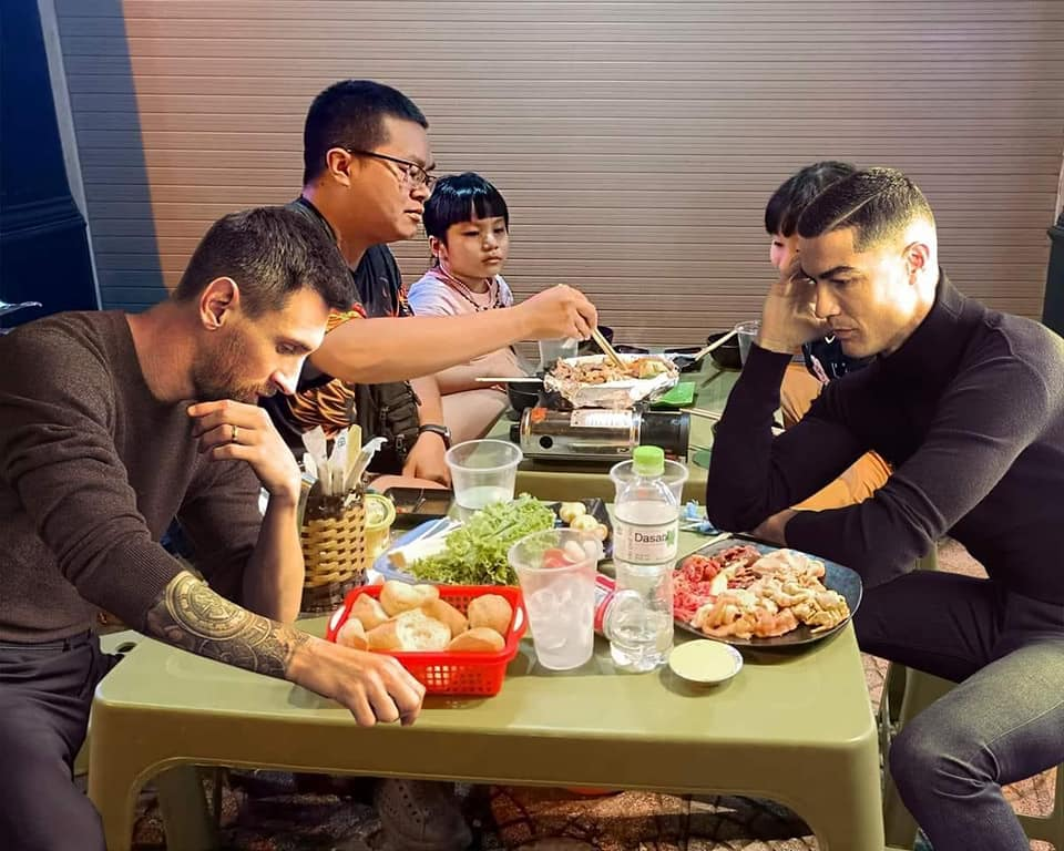 Ngay sau khi bức ảnh Ronaldo chơi cờ vua với Messi lên sóng, netizen Việt đã bắt tay ngay vào việc trổ tài chế ảnh của mình. Điển hình nhất là bức ảnh, 2 cầu thủ lừng danh ngồi ăn đồ nướng vỉa hệ cực bình dân.
