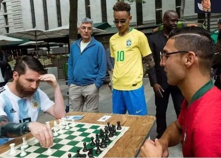 Ronaldo chơi cờ vua với Messi và người chứng kiến áo vàng rất có thể là Neymar.
