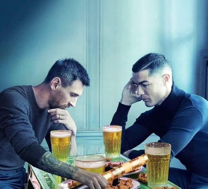Dân mạng chế ảnh Ronaldo và Messi nhậu bia hơi vỉa hè. Một thức uống quen thuộc của người dân Việt Nam.