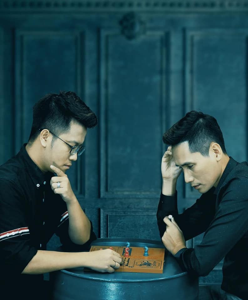 Không chỉ đưa ra những bức ảnh chế, các dân mạng Việt còn nhanh tay cosplay lại concept trên của Ronaldo và Messi nhưng với một môn cờ khác là cờ cá ngựa.