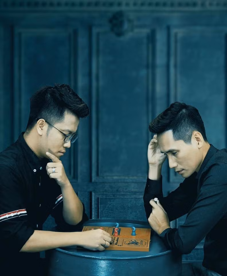 Không chỉ đưa ra những bức ảnh chế, các dân mạng Việt còn nhanh tay cosplay lại concept trên của Ronaldo và Messi nhưng với một môn cờ khác là cờ cá ngựa.