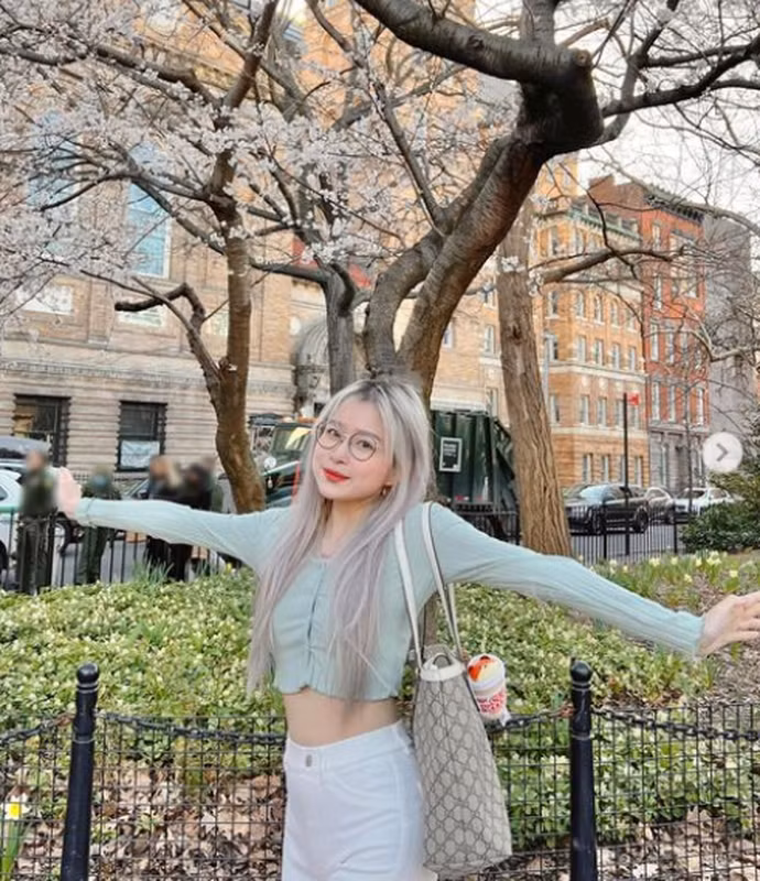 Không ít ý kiến khen Chao ngày càng xinh xắn, cuốn hút nhưng cũng có rất nhiều người chia sẻ rằng không quen với hình ảnh này của nữ thành viên hội con nhà giàu Việt Nam.