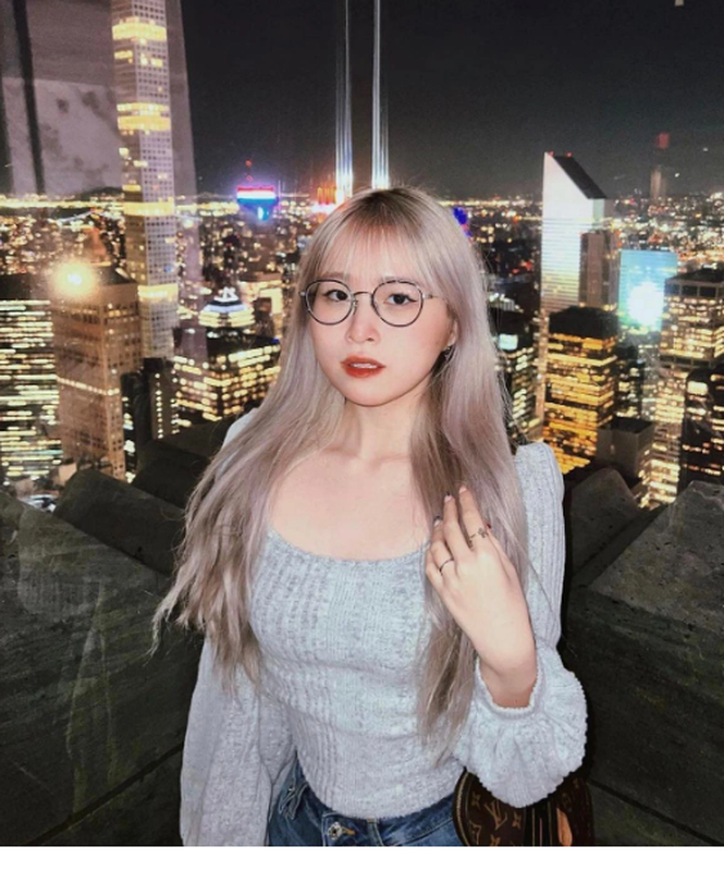 Tuy nhiên sự thay đổi của Chao là chuyện hoàn toàn dễ hiểu. Hiện tại cô nàng đã 20 tuổi và đang du học ở Mỹ, không còn là nữ sinh cấp 3 học trường quốc tế, có xe sang đưa đón như ngày nào.