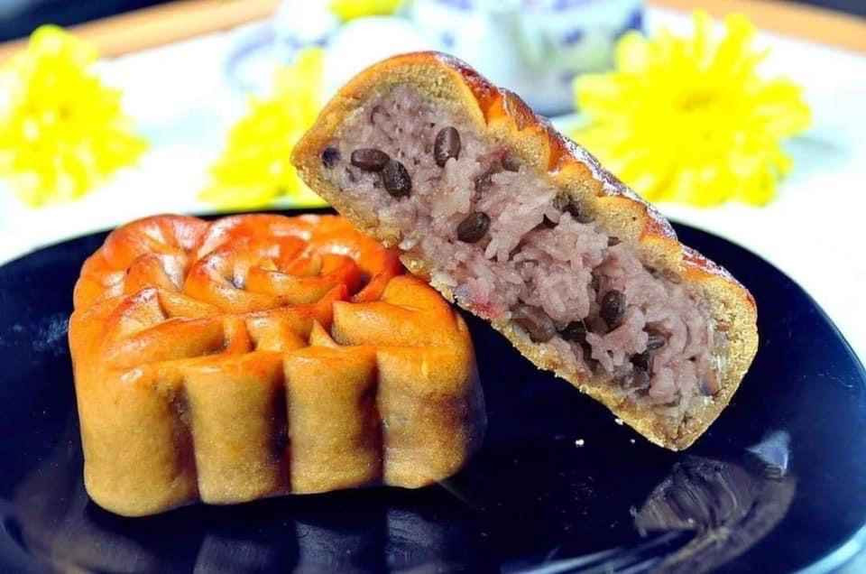 Với những fan xôi đỗ đen thì nhân bánh Trung thu này rất vừa bụng.