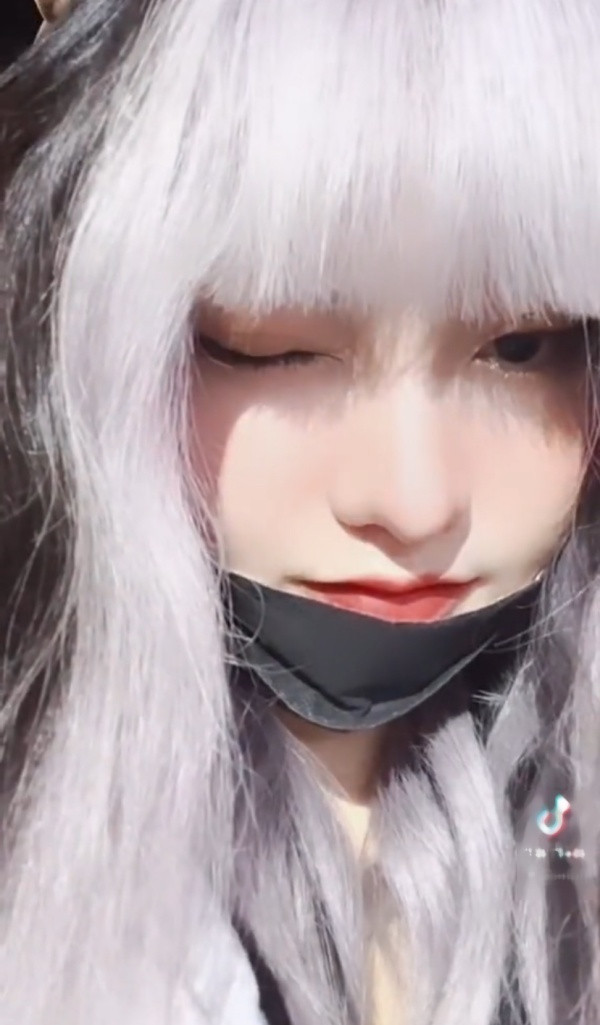 Phần mũi của người đẹp được nhận xét thon gọn hơn trước. Tuy nhiên, gương mặt của cô nàng vẫn khá sưng.