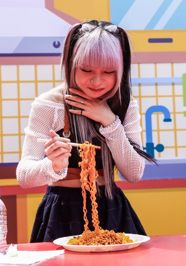 Xuất hiện ở chương trình, mỹ nhân sinh năm 1997 để lại ấn tượng với ngoại hình năng động, trẻ trung khi diện set đồ kết hợp giữa croptop và váy ngắn.