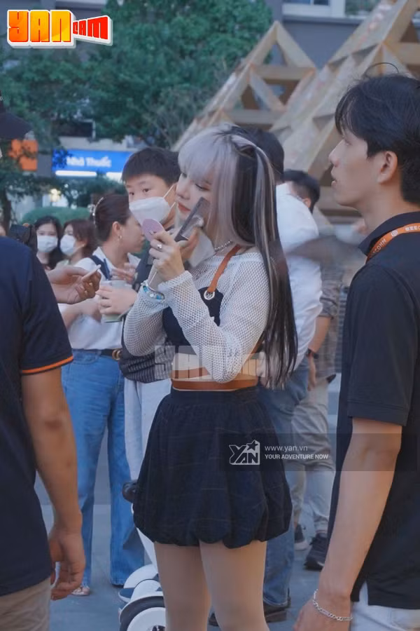 Tuy nhiên, điều thu hút sự chú ý nhất chính là diện mạo mới của nữ hot TikToker. Được biết, đây là lần đầu tiên người đẹp tự tin khoe gương mặt vừa mới phẫu thuật của mình ở sự kiện đông người. Ảnh: YAN