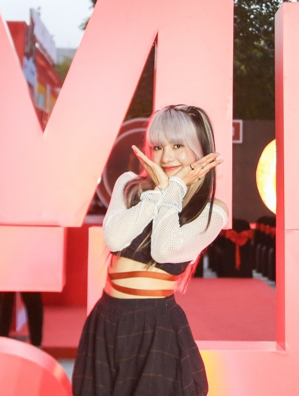 Sau thời gian "úp mở", hot girl TikTok tự tin chia sẻ ngoại hình mới của mình trên mạng xã hội.