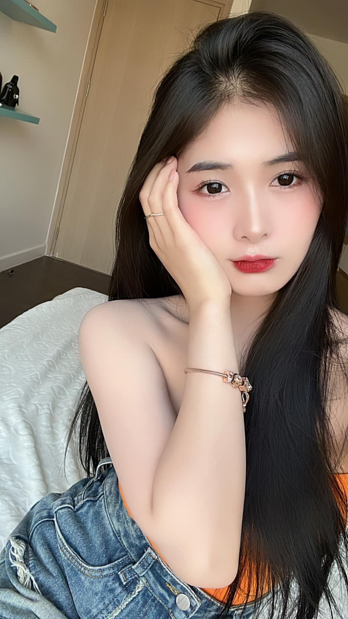 Đi kèm bức ảnh khoe vòng 1 căng tràn, quyến rũ, Quỳnh Alee còn "thả thính": "Meo meo meo meo trả lại tâm trí tuii đâyyyy".