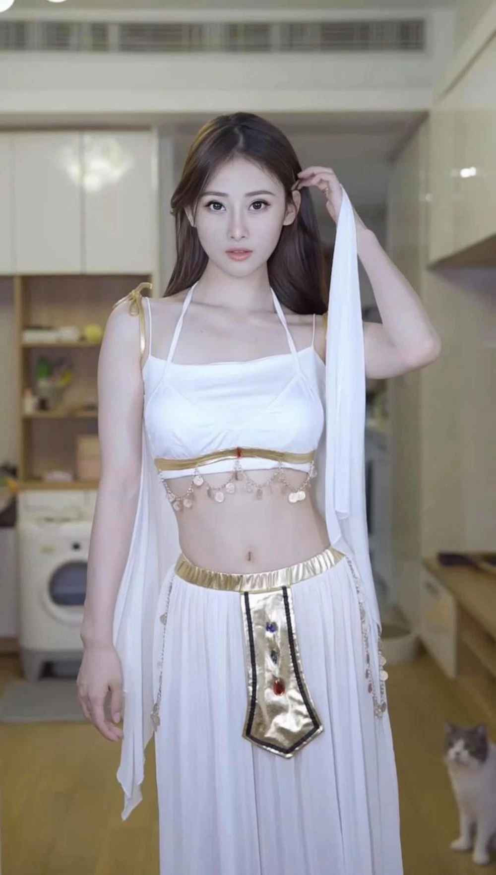 Trước đó là quãng thời gian dài Thanh Loan im hơi lặng tiếng trên mạng xã hội sau lần đổ vỡ hôn nhân. Với sắc vóc mới, hiện tượng mạng xã hội một thời đã tập trung hoạt động ở lĩnh vực cosplay.