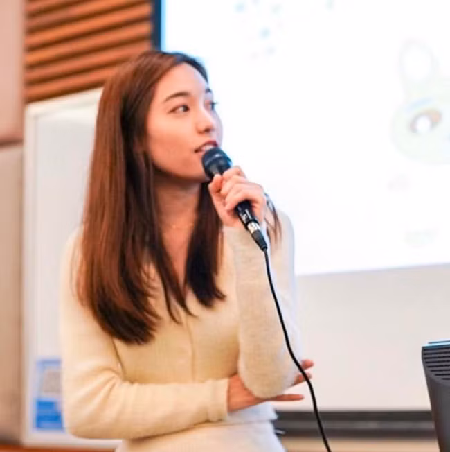 Không chỉ xinh đẹp, nữ giảng viên Chen Jhie-wen còn có sở thích tập thể thao và đánh đàn piano.