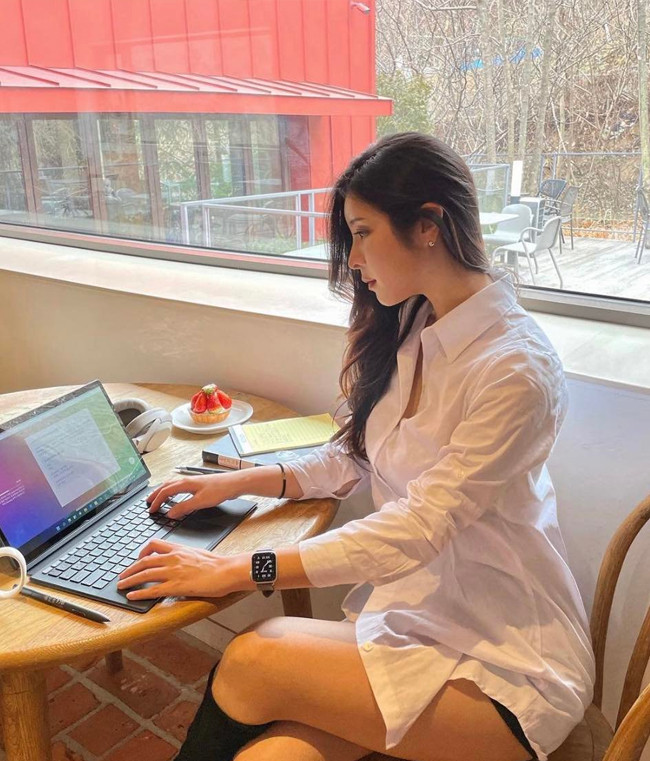 Trên trang cá nhân, Park Hyun Seo thường xuyên đăng tải những hình ảnh diện bikini, tôn đường cong gợi cảm.