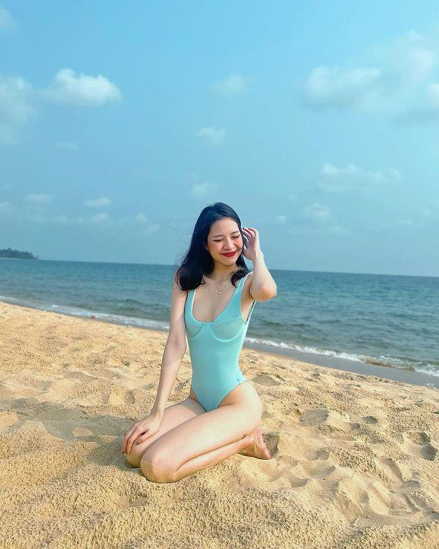 Sau khi thi đỗ tiếp viên trưởng, Khánh Linh nhận về không ít bàn tán, cô tâm sự: "Đảm nhận vị trí tiếp viên trưởng khi còn quá trẻ khiến nhiều người hoài nghi, và cả bản thân Linh đôi lúc cũng hoài nghi về chính mình, dù vậy bỏ ngoài tai và vượt qua những lời đó, mình đã cố gắng để hoàn thiện và phát triển bản thân ngày một tốt hơn, đạt được những mục tiêu mình mong muốn".