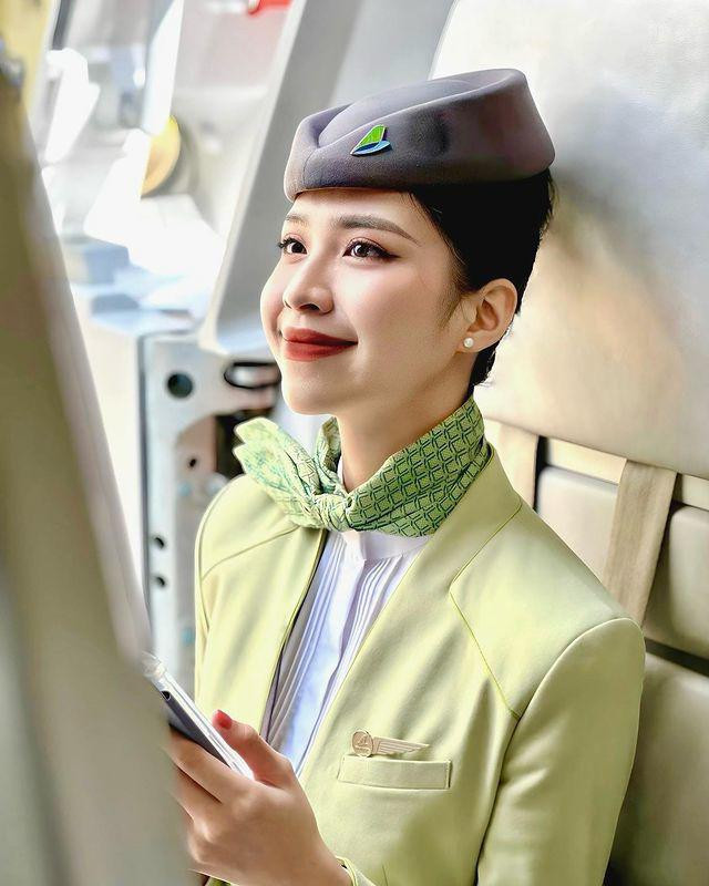 Sở hữu ngoại hình đẹp, chiều cao 1m69 cùng thân hình mảnh mai, Tống Khánh Linh còn sở hữu phong thái tự tin, giỏi ngoại ngữ và khả năng lãnh đạo tốt.