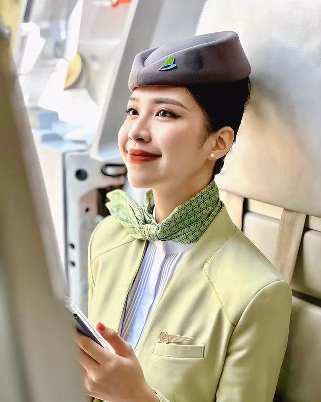 Sở hữu ngoại hình đẹp, chiều cao 1m69 cùng thân hình mảnh mai, Tống Khánh Linh còn sở hữu phong thái tự tin, giỏi ngoại ngữ và khả năng lãnh đạo tốt.