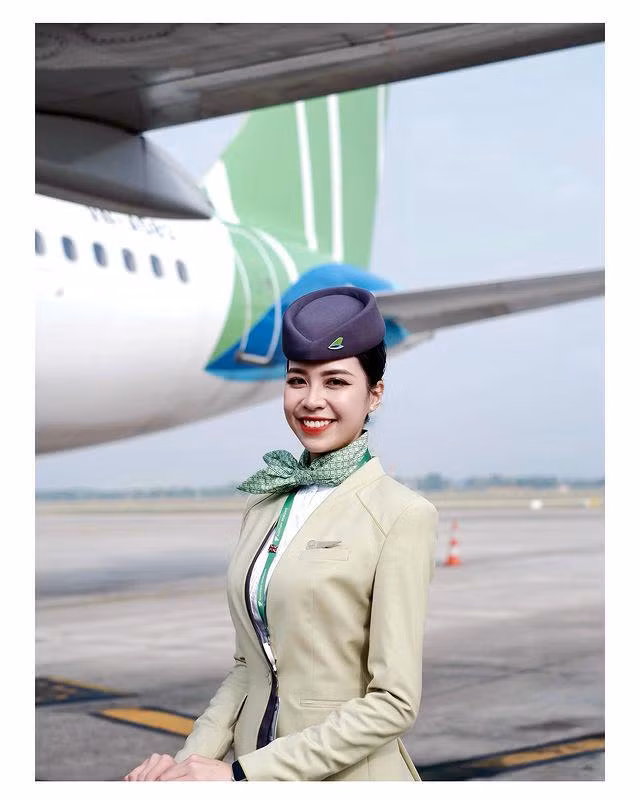 Khánh Linh từng theo học lớp chuyên Anh, trường THPT Chuyên Nguyễn Du (Đắk Lắk). Sau khi tốt nghiệp cấp 3, dù được gia đình định hướng theo công việc nhà nước nhưng cô nàng quyết tâm đi thi tiếp viên hàng không.