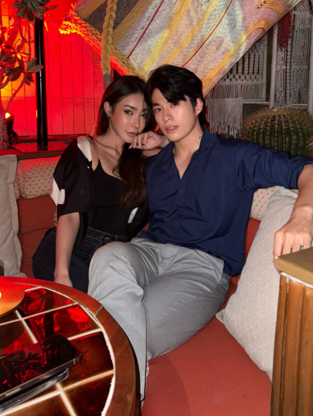 Minh Tân cho biết anh và bạn gái đến từ Thái Lan đến với nhau thông qua… phần Khám phá của Instagram. Tình cờ "đàng gái" thấy được tài khoản của "Hồng Hài Nhi" và đã yêu cậu ngay từ cái nhìn đầu tiên.