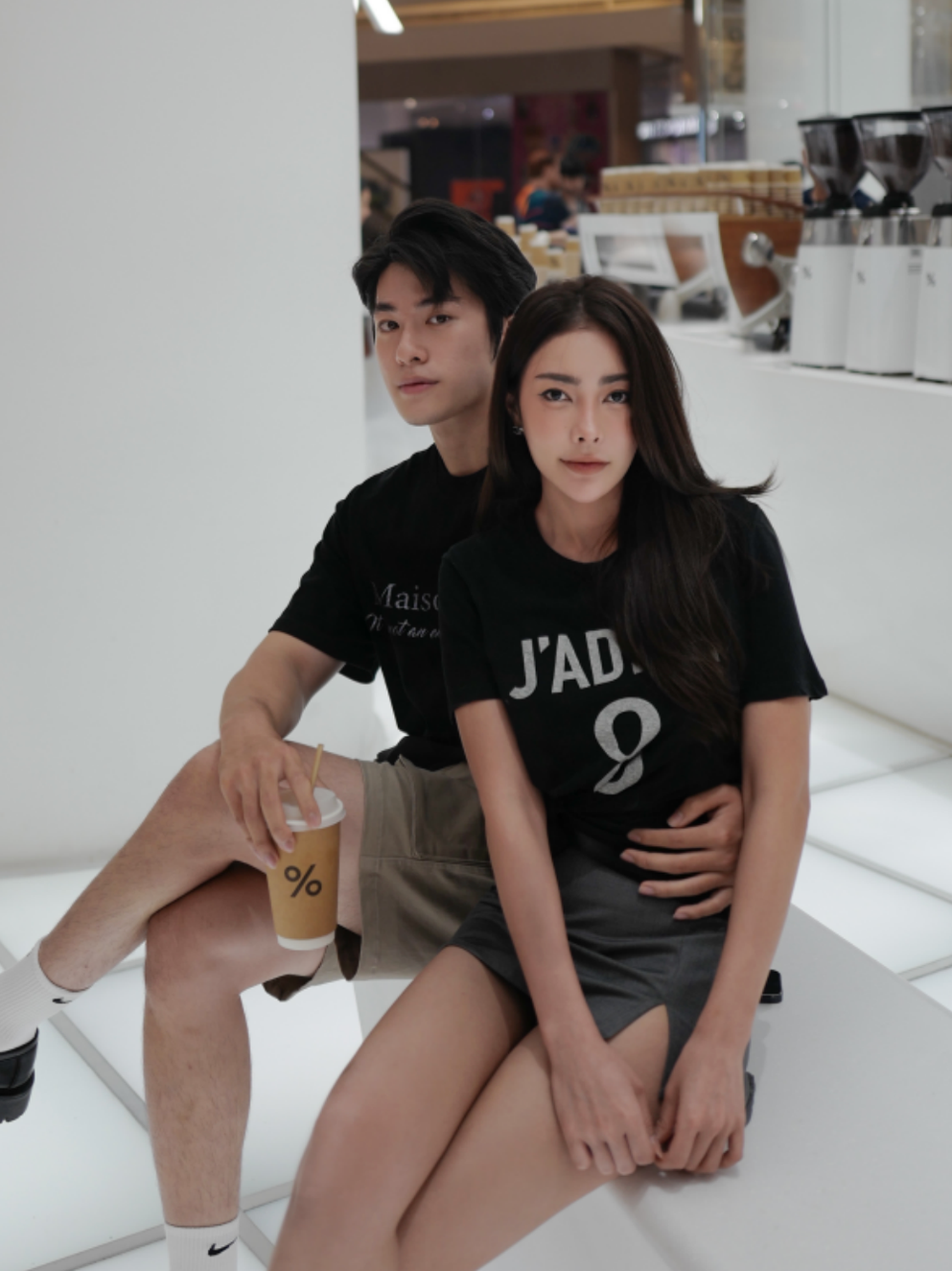 Cặp đôi "chị đẹp" và "Hồng Hài Nhi" này đều sở hữu ngoại hình trai xinh gái đẹp, và hơn hết là câu chuyện họ đến với nhau như ngôn tình vậy.