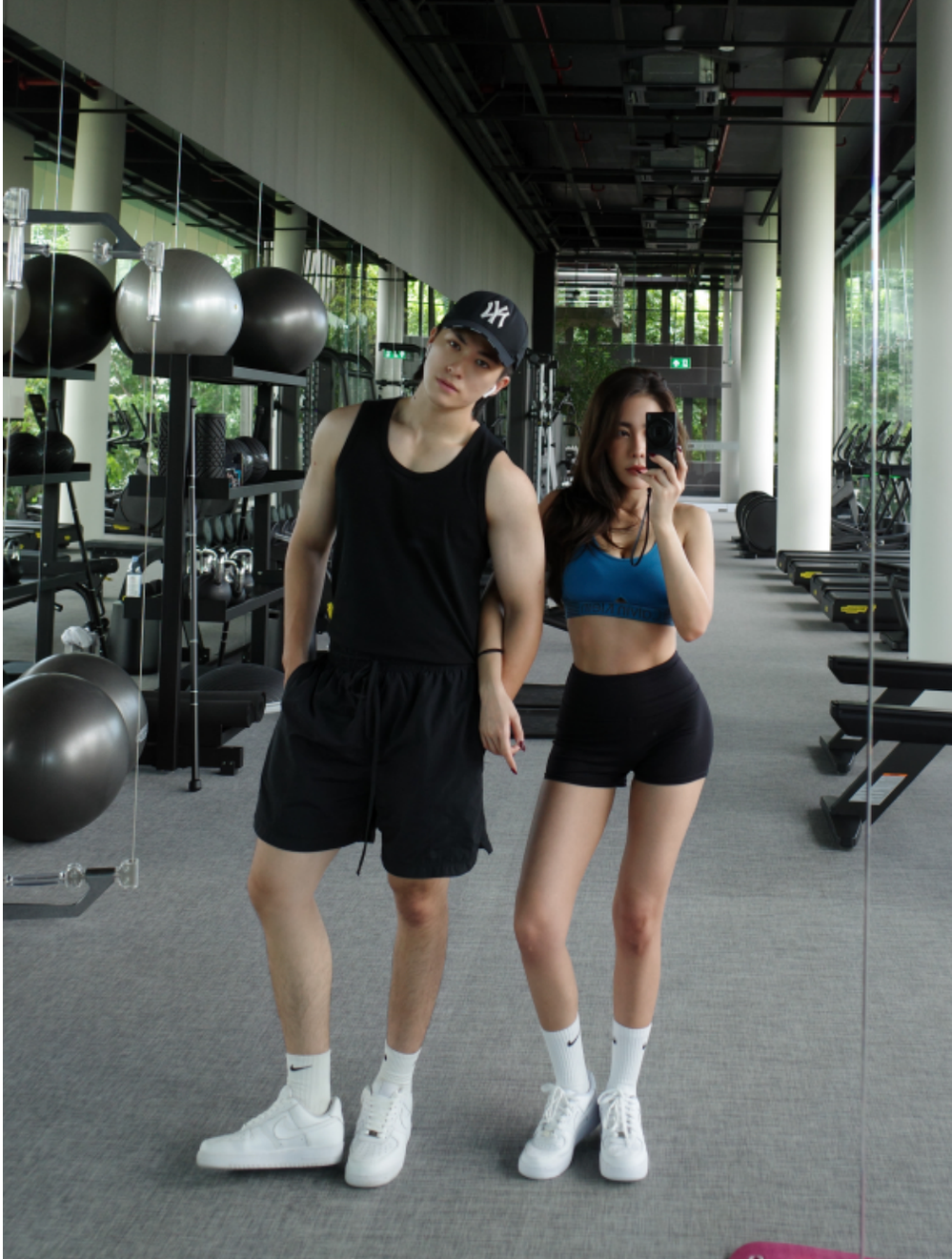 “Sau lần gặp đầu tiên, mình thấy 2 người hợp về nhiều khía cạnh trong cuộc sống và cũng là hình mẫu lý tưởng nên tỏ tình luôn. Cảm xúc lúc đó của mình lo lắm. Dù biết cả hai nói chuyện hợp, biết đối phương cũng có chút thiện cảm với mình. Nhưng lỡ bị từ chối thì thôi buồn lắm. Sau khi tỏ tình thành công thì cảm xúc của mình vỡ oà luôn!”, Minh Tân chia sẻ về lần tỏ tình với Bowlki.