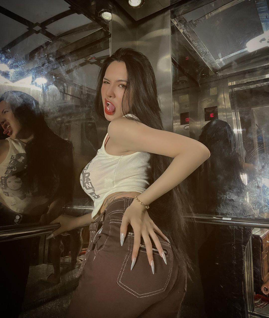 Dù có niềm đam mê lớn với ăn uống nhưng Viên Vibi luôn chăm sóc cơ thể đúng mực, tập luyện thường xuyên để dáng nuột nà, săn chắc.