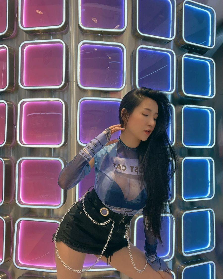 Vẫn là item kín đáo nhưng với chất liệu xuyên thấu, chiếc áo giúp Viên Vibi khoe vòng 1 nửa kín nửa hở. Cách lên đồ này mang tới sự cá tính nhưng không kém phần quyến rũ cho cô.