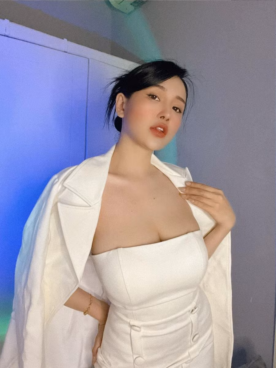 Viên Vibi được biết tới là với tư cách một diễn viên. Hot girl Bình Thuận này góp mặt trong nhiều dự án phim sitcom, phim youtube và nổi tiếng với những video review ăn uống.