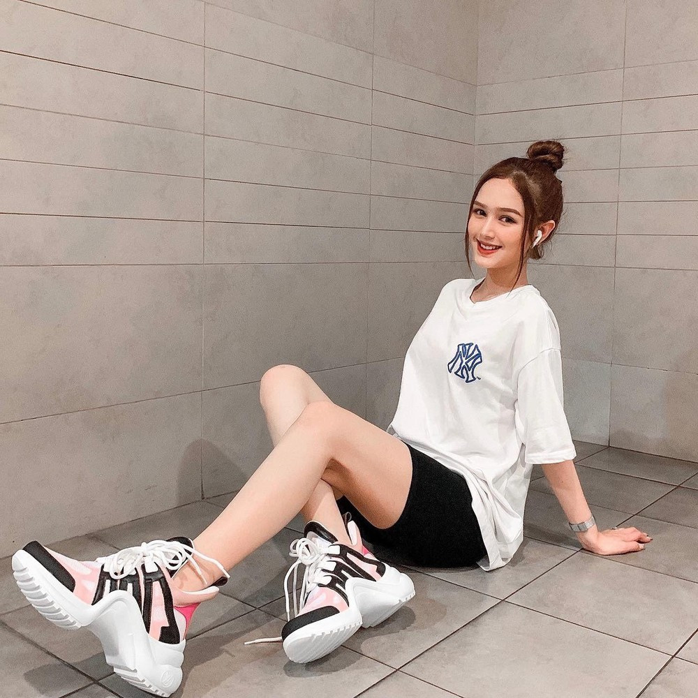 Không chỉ sở hữu gương mặt xinh đẹp, thân hình quyến rũ ở tuổi 18, Xoài Non còn là một cô gái được cộng đồng mạng đánh giá cao về sự tự tin và gu ăn mặc sành điệu.