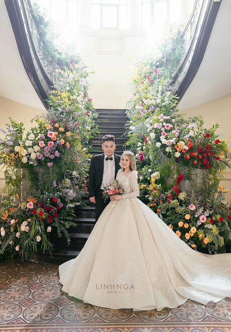 Đám cưới của streamer giàu nhất Việt Nam là Xemesis và hot girl Instagram - Xoài Non gây chú ý trên MXH. Tại đầu cầu nhà gái, dân tình hết sức nóng lòng đợi chờ khoảnh khắc cô dâu xuất hiện. Và làm không con dân thất vọng, cô dâu sinh năm 2K2 chiếm trọn mọi spotlight với hình ảnh không thể xinh hơn.