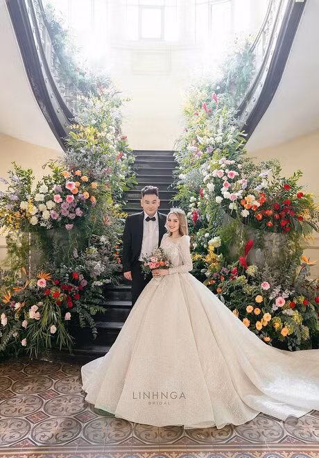 Đám cưới của streamer giàu nhất Việt Nam là Xemesis và hot girl Instagram - Xoài Non gây chú ý trên MXH. Tại đầu cầu nhà gái, dân tình hết sức nóng lòng đợi chờ khoảnh khắc cô dâu xuất hiện. Và làm không con dân thất vọng, cô dâu sinh năm 2K2 chiếm trọn mọi spotlight với hình ảnh không thể xinh hơn.