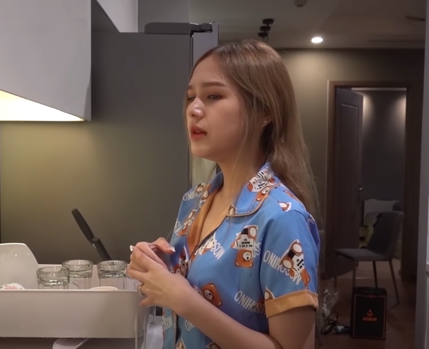 Không chỉ mặc đồ bộ, không makeup mà Xoài Non còn chẳng thèm chải đầu khi ở nhà.