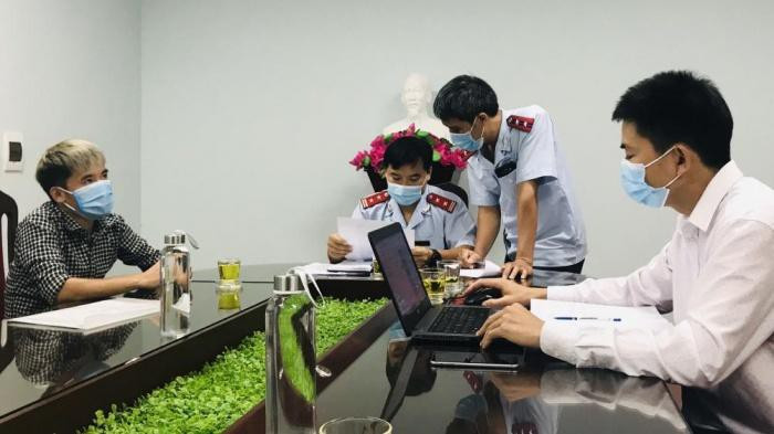 Sau khi clip nấu cháo gà nguyên lông lên sóng và nhận nhiều phản ánh vì sự phản cảm, Hưng Vlog bị Sở Thông tin và Truyền thông tỉnh Bắc Giang phạt 7,5 triệu đồng.