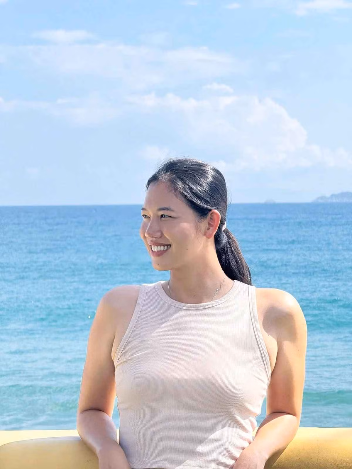 Mới đây, Ánh Viên cập nhật bài viết khoe hình ảnh diện áo thun ngắn tay đơn giản kèm nụ cười tươi tắn trong chuyến đi biển ở Quảng Nam.