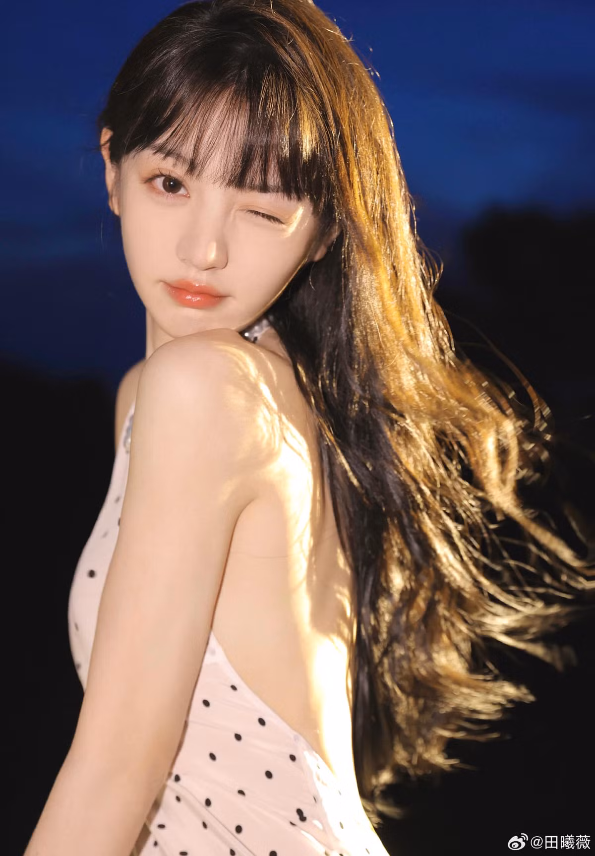 Thiết kế giúp tôn triệt để đường cong hình thể nóng bỏng, với vòng eo siêu nhỏ, số đo vòng 1 cùng làn da trắng sáng mịn màng của Điền Hi Vi.