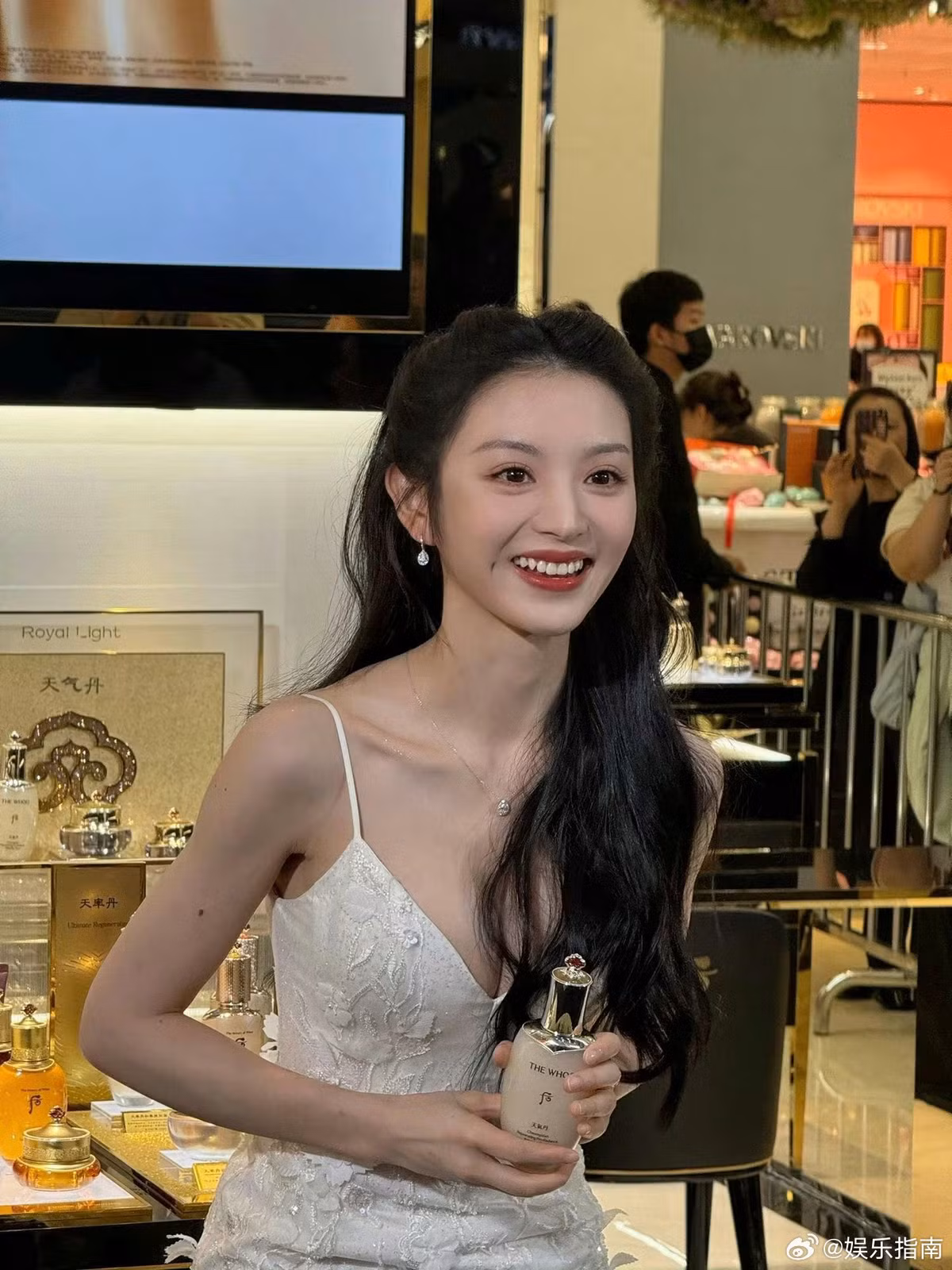 Gần đây, loạt ảnh Điền Hi Vi tham dự một sự kiện tại trung tâm thương mại lớn ở Trung Quốc được chia sẻ nhiều trên mạng xã hội gây chú ý. Cô nàng nổi bật với nhan sắc được người hâm mộ ví như công chúa.