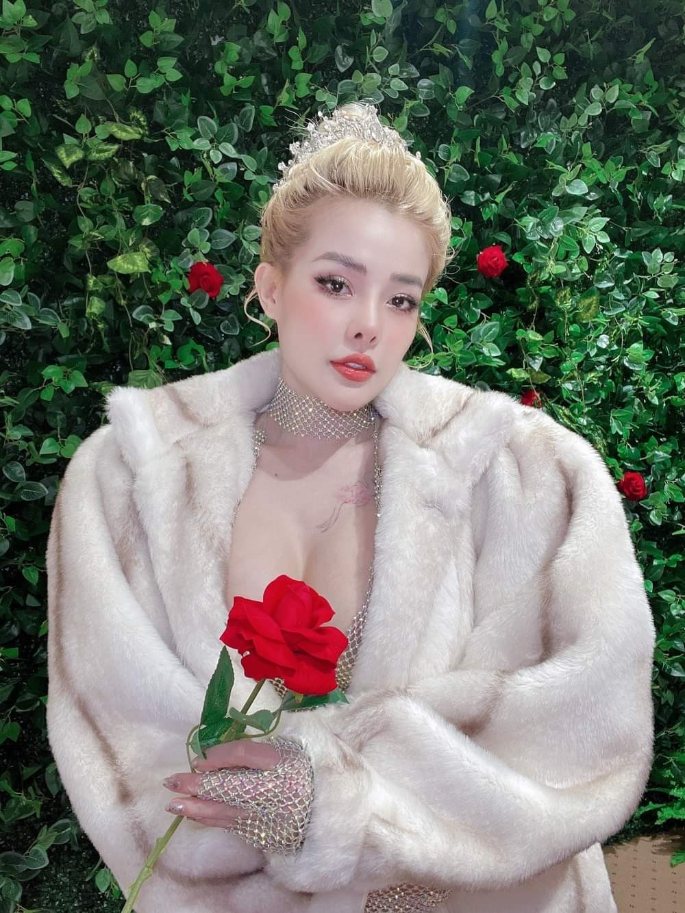 Hot girl thị phi đến từ Bình Định thường xuyên khoe những xấp sổ đỏ và những tin nhắn chốt đất đai mà ai nấy phải choáng lẫn nể.