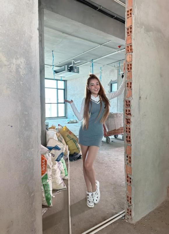 Dù chưa hoàn thành nhưng nhìn không gian biệt thự thoáng và quá rộng cũng đủ hiểu hot girl thị phi Ngân 98 đã bỏ ra một số tiền không nhỏ để mua đất và chi phí xây dựng.
