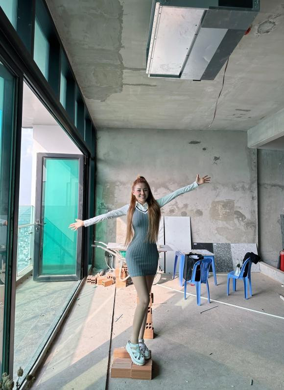 Không chỉ thế, bạn gái Lương Bằng Quang còn nói thêm: "Người ta nói người giàu sẽ không khoe, em nghèo nên làm ra được em mừng lắm em phải khoe nha mọi người".