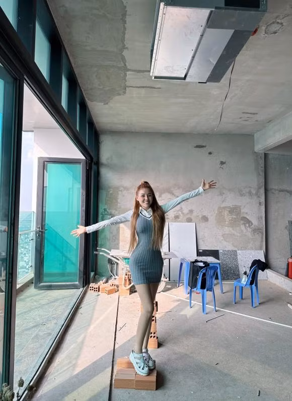 Không chỉ thế, bạn gái Lương Bằng Quang còn nói thêm: "Người ta nói người giàu sẽ không khoe, em nghèo nên làm ra được em mừng lắm em phải khoe nha mọi người".