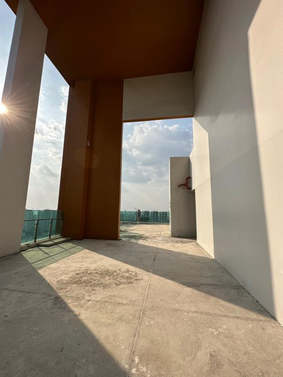 Hot girl ngực khủng tự hào cho biết: "Năm 2021 có khoe mua 1 căn penthouse, nhưng may mắn là vừa đăng thiết kế lên có người thích hỏi mua nên bán luôn, nay 2023 khoe căn penthouse to gấp đôi, giá gấp 7 có 3 view lankmark, view bitexco, view sông Sài gòn. Căn này tâm huyết, để sống cả đời không bán đâu nhá. Có ai hóng bản thiết kế không nè?".