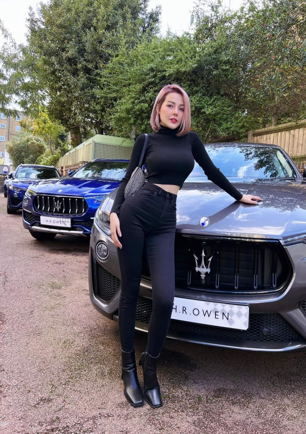 Không chỉ vậy, nữ hot girl còn không ít lần khoe sự "có điều kiện" của mình bằng những chiếc siêu xe mà có mơ nhiều người cũng không dám.