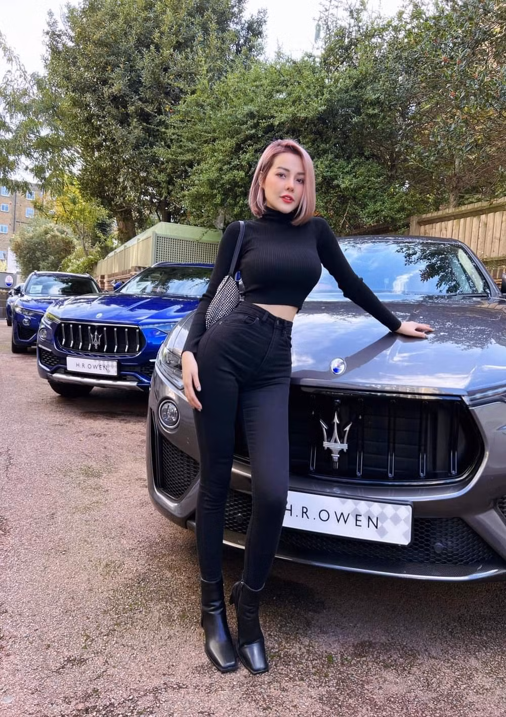 Không chỉ vậy, nữ hot girl còn không ít lần khoe sự "có điều kiện" của mình bằng những chiếc siêu xe mà có mơ nhiều người cũng không dám.