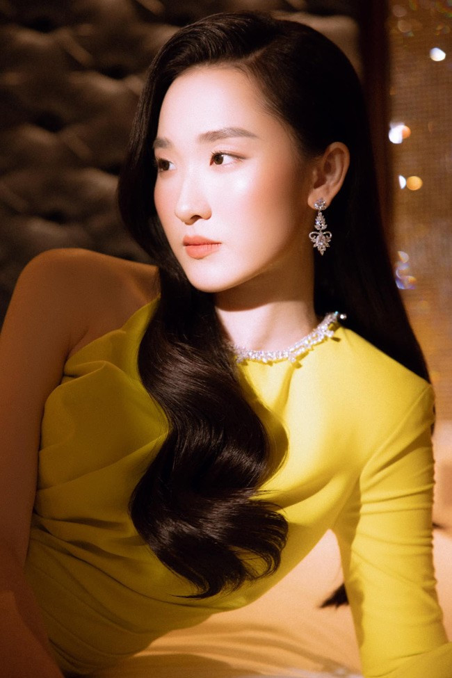 Cẩm Nhi có chiều cao ấn tượng - 1m70. Cô nàng sở hữu body nuột nà, cân đối với số đo ba vòng: 80-60-98(cm).