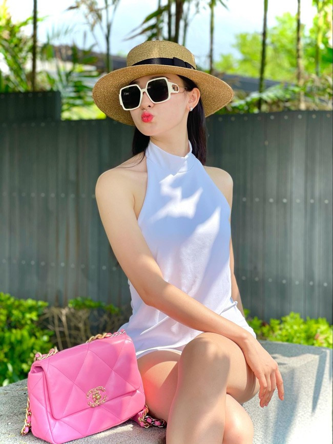 Trên trang cá nhân, hot girl Đà Nẵng không ít lần thu hút ánh nhìn khi diện bikini màu sắc khoe dáng nóng bỏng.