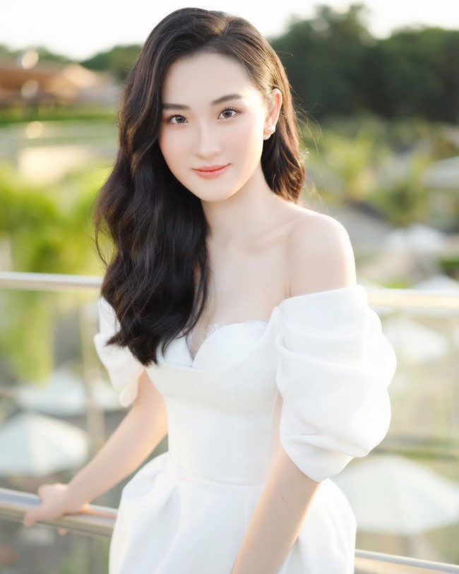 Phan Cẩm Nhi sở hữu vẻ đẹp mỏng manh, nhẹ nhàng tựa "thần tiên tỷ tỷ". Trong một số khoảnh khắc, cô gái Đà Nẵng lại gợi cảm và quyến rũ bội phần.