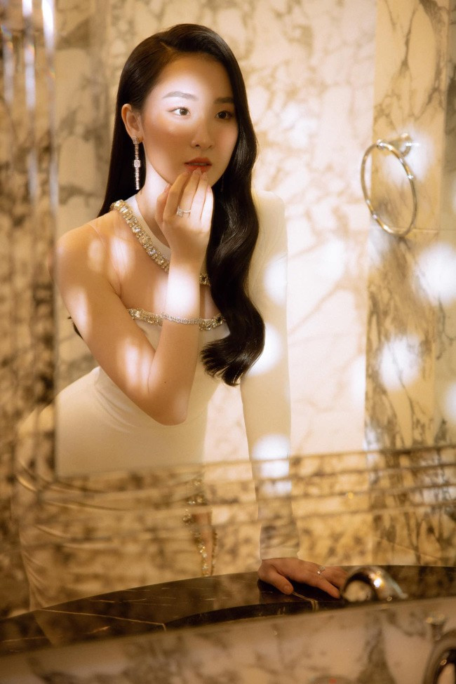 Trên trang cá nhân, cô gái Đà Nẵng thường khoe video nhảy với vũ đạo chuyên nghiệp, đẹp mắt. Cùng với việc trau dồi kiến thức, kỹ năng, Cẩm Nhi cũng dành thời gian tận hưởng cuộc sống.