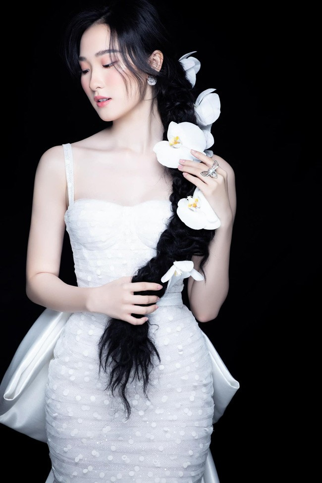 Sau đó, cô gái Đà Nẵng tiếp tục thi "Hoa hậu Việt Nam 2018". Khi ấy, Cẩm Nhi mới tròn 18 tuổi.