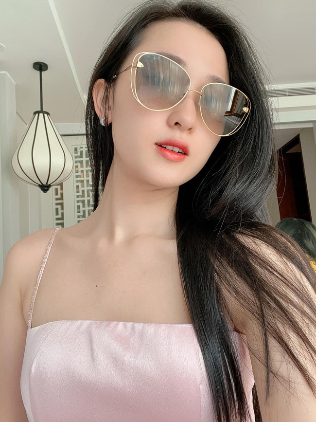 Khác hẳn với vẻ ngoài mỏng manh, Cẩm Nhi là một cô gái năng động. Tham gia bất kỳ cuộc chơi nào cô nàng cũng chơi hết mình và không ngại thử thách.