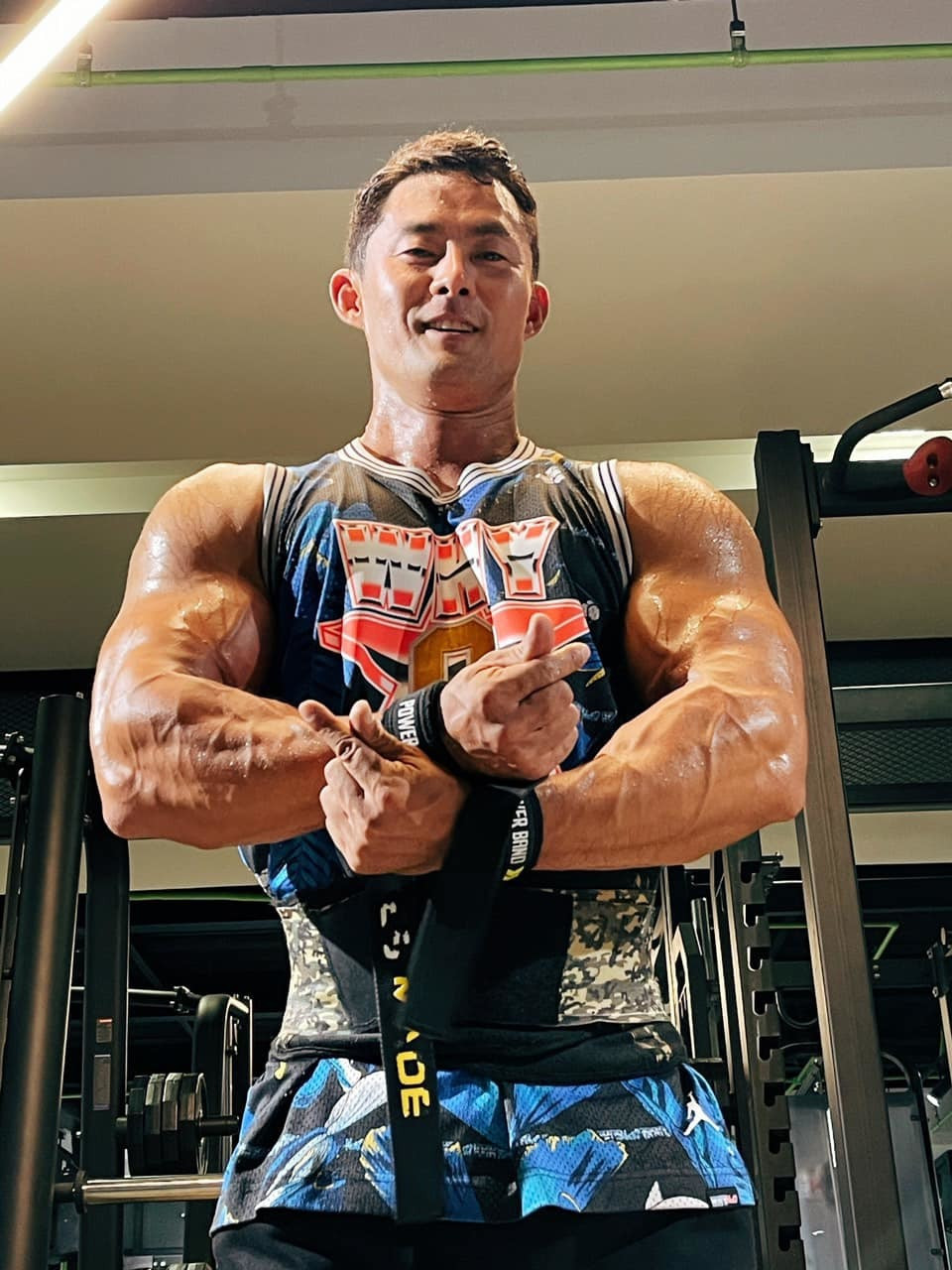 "Nhìn là muốn xịt máu mũi trời ơi. Hình như đây là khu đường gần Nhà văn hóa Sinh viên nhỉ? Phait tới liền. Hihi." hay "Mai An Tiêm phiên bản đời thực à? Body xịn quá đáng luôn ấy!" là những bình luận dân mạng để lại dưới bài viết của chàng nam thần bán dưa hấu Lee Won.